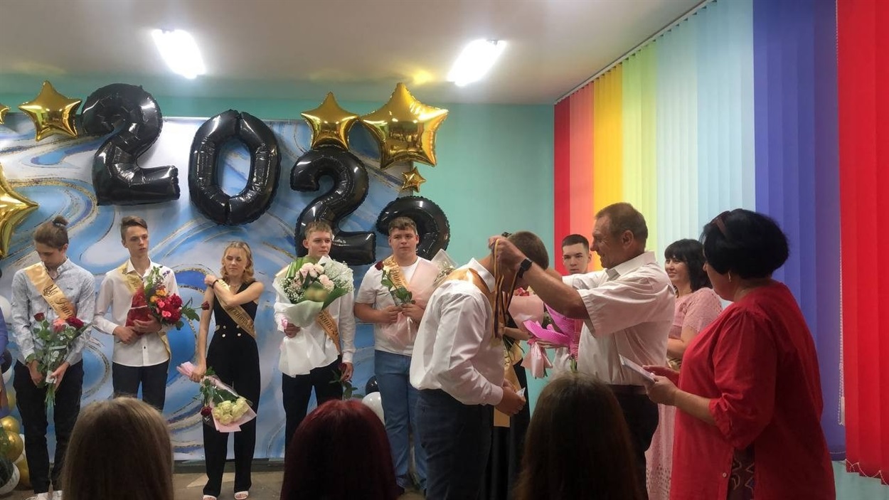 Директор Циблівського ліцею Віталій Дідичук вручає медалісти випускникам