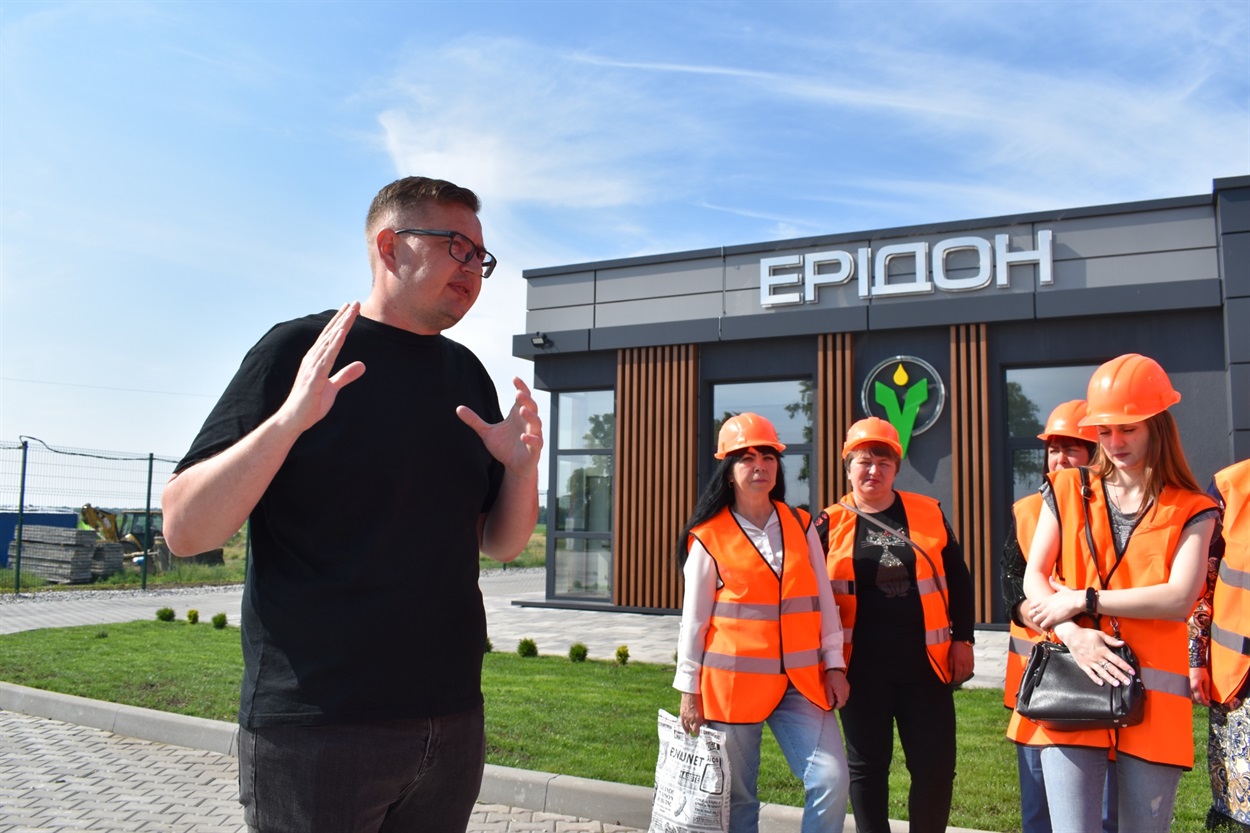 Екскурсію насіннєвим заводом "Лімері" компанії "Ерідон" провів заступник директора Юрій Шепіка. 