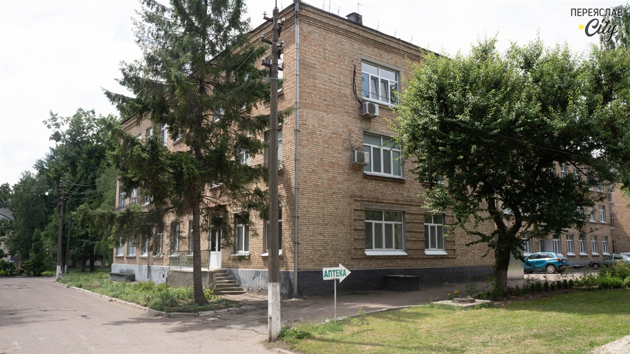 Пологове відділення розміщене на першому поверсі так званого хірургічного корпусу на території лікарняного містечка в Переяславі