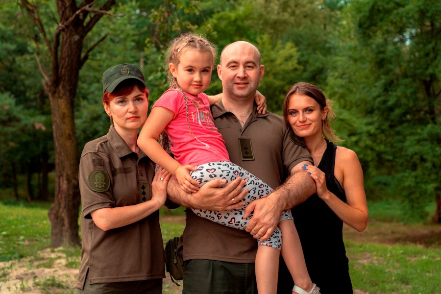 У часи війни родину захищають батьки, аби діти росли в мирній і щасливій країні 
