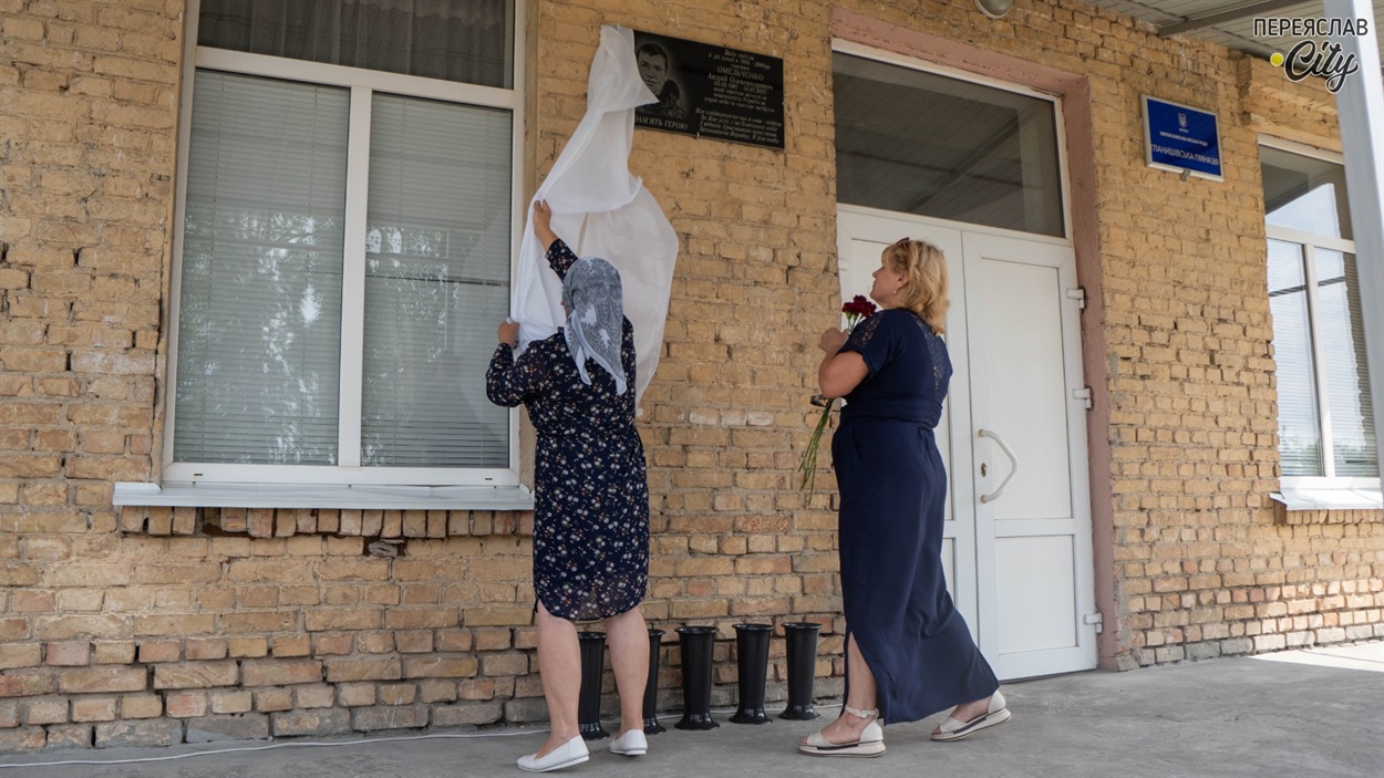 На фасаді Гланишівської гімназії відкрили меморіальну дошку пам'яті Андрія Омельченка його мама Ніна Вікторівна та староста села Світлана Кондратенко. 13 липня 2023 р.  