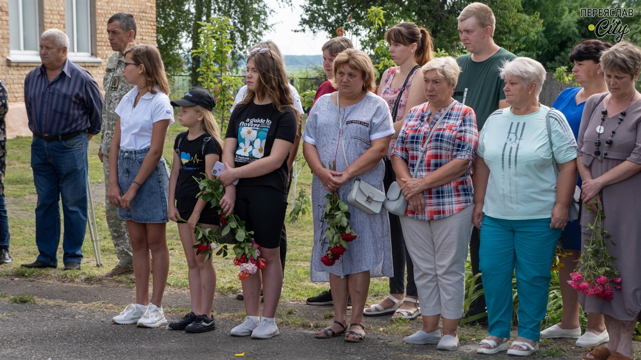 вшанування героя з квітами