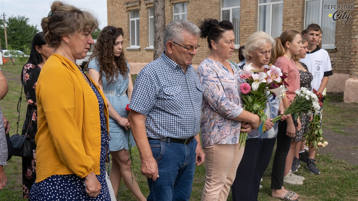 Гланишівці прийшли вшанувати земляка з квітами 