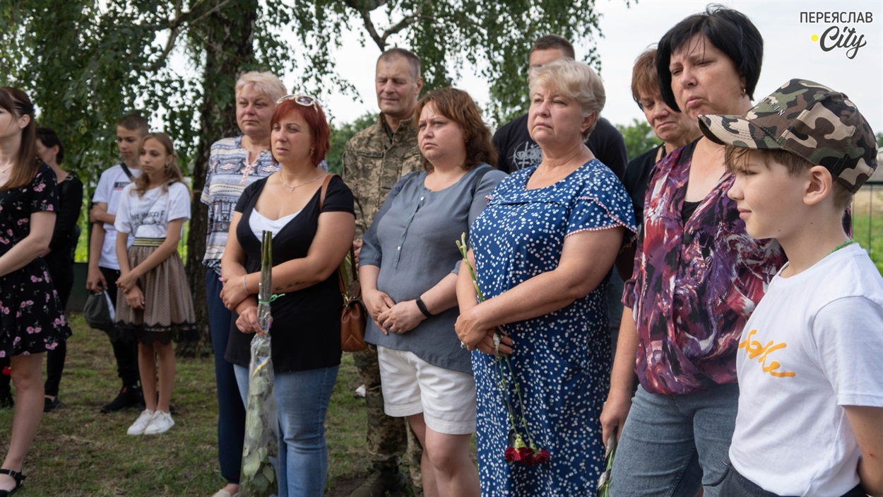 Гланишівці прийшли вшанувати земляка з квітами 