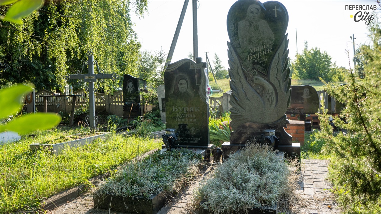 Марія Буряк похована на ковалинському цвинтарі біля матері