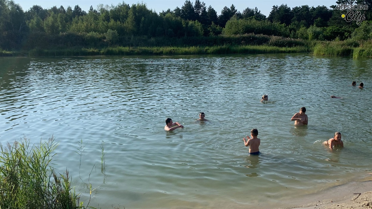 Вода у ставку мов бірюза