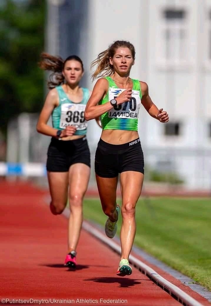 Карина Тищенко (ліворуч) виборола на змаганнях бронзову нагороду