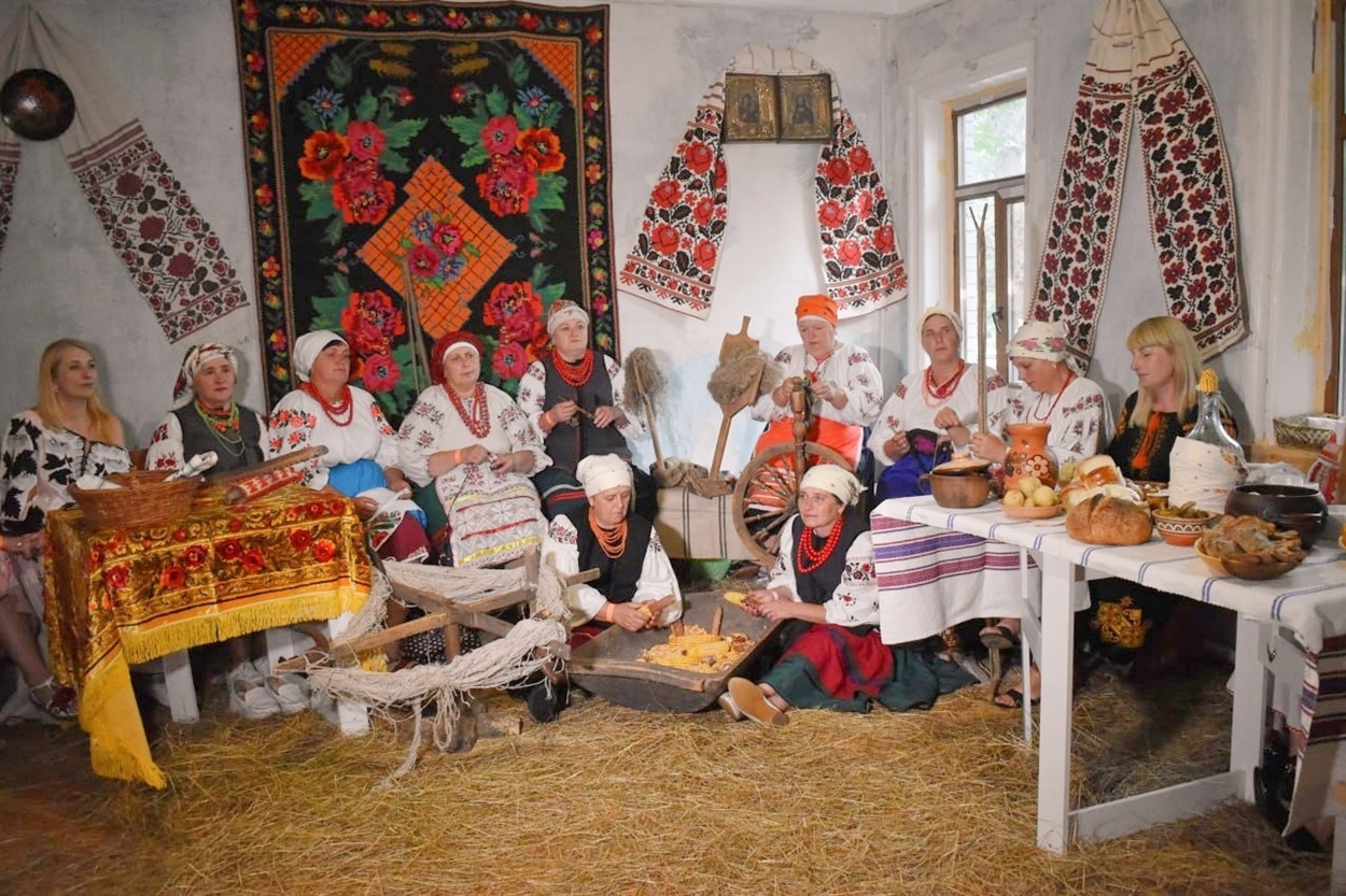 Фольклорний ансамбль  "Злагода" Горбанівського будинку культури відтворив кілька старовинних жіночих занять 