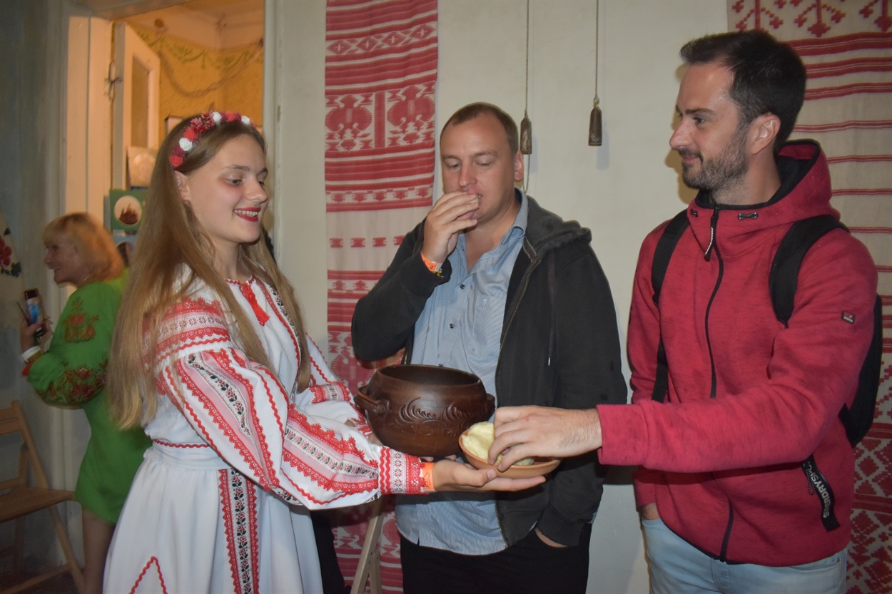 Під баян Владислава Брика дівчата пригощали гостей варениками з вишнями 