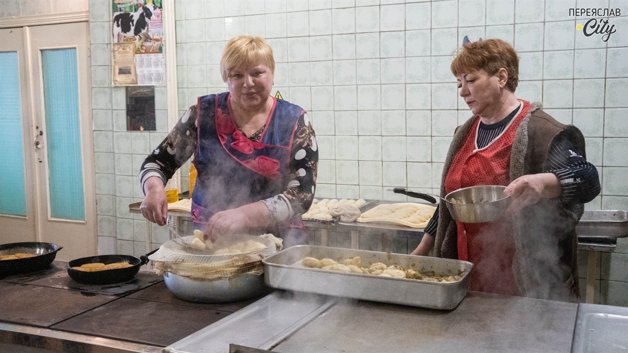 Кухарі ліцею готують для бійців вареники, пиріжки та з десяток інших страв