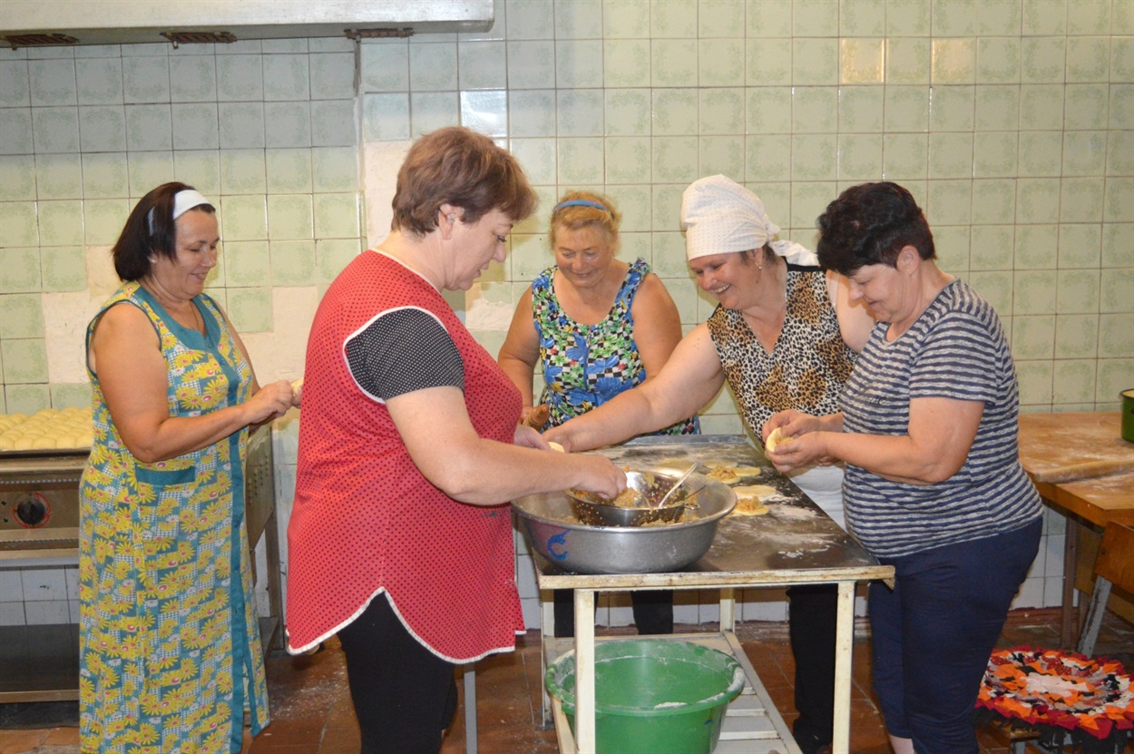 Переяславські господині в черговий раз зібралися на шкільній кухні  і невтомно та швидко готують воїнам домашні кулінарні гостинці 