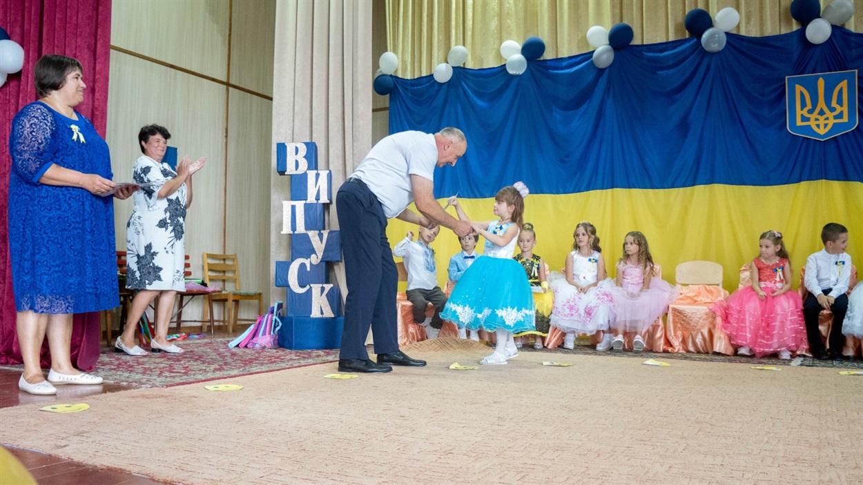 Микола Авраменко вручає маленьким випускникам дипломи