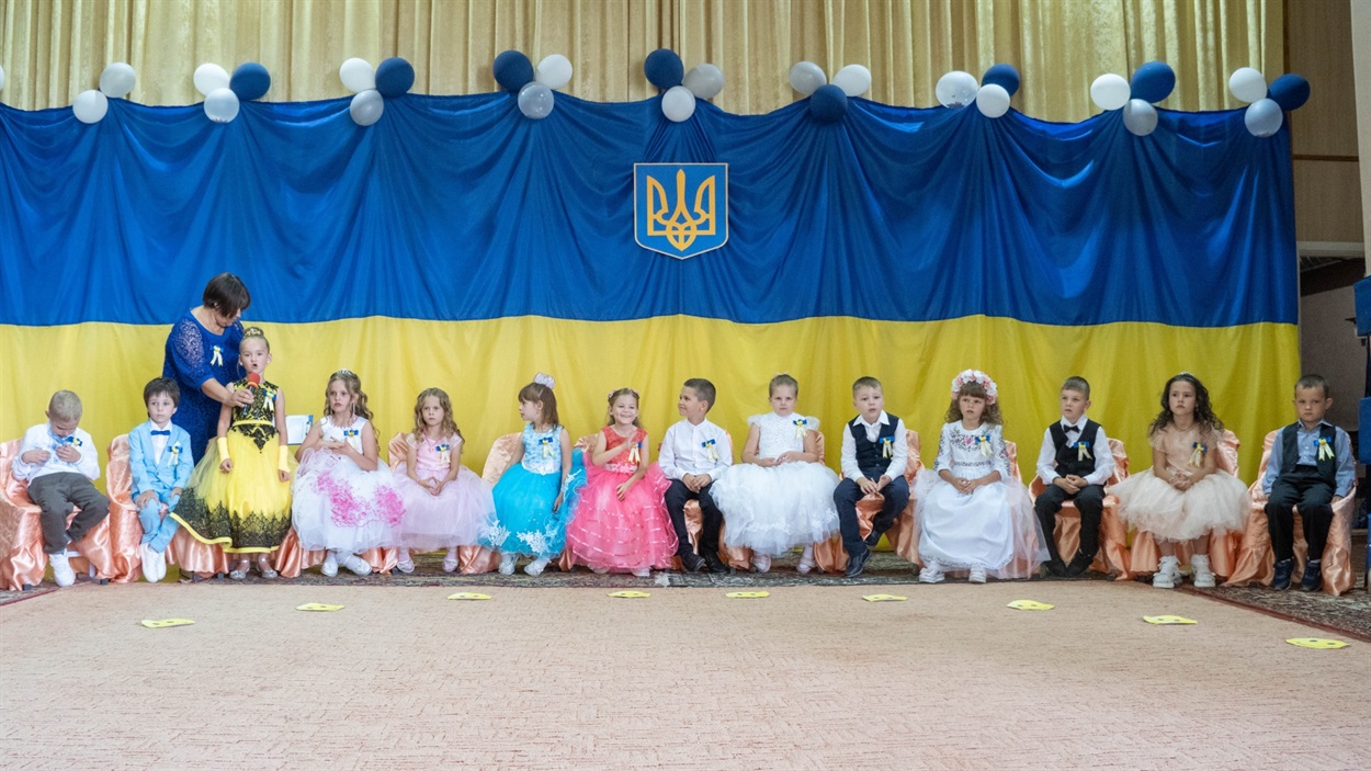 Для випускників ДНЗ "Веселка" влаштували урочисте свято