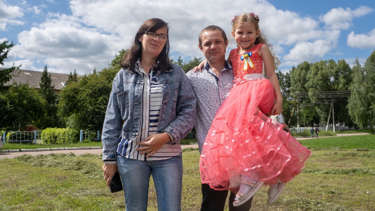 Маленьких випускників вітали батьки