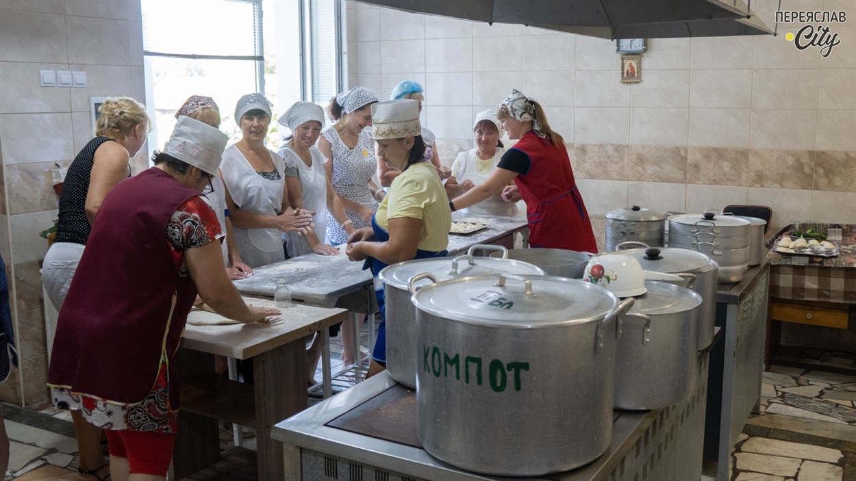Жінки збираються регулярно щомісяця