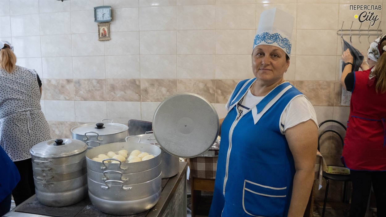Шеф-кухарка Світлана Безугленко готує вареники на пару