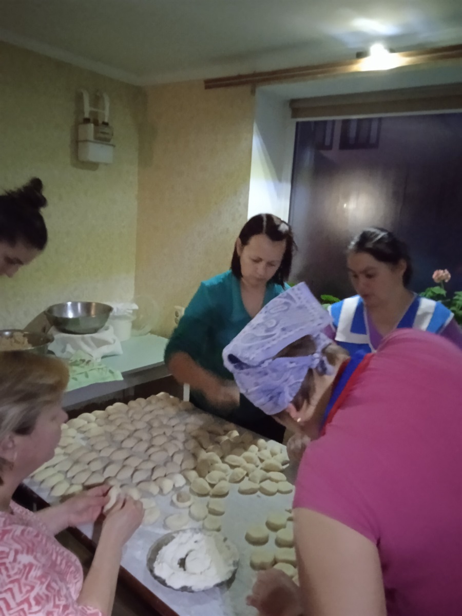 Спочатку господині готували прямо на кухні в будинку, підсвічуючи ліхтариком