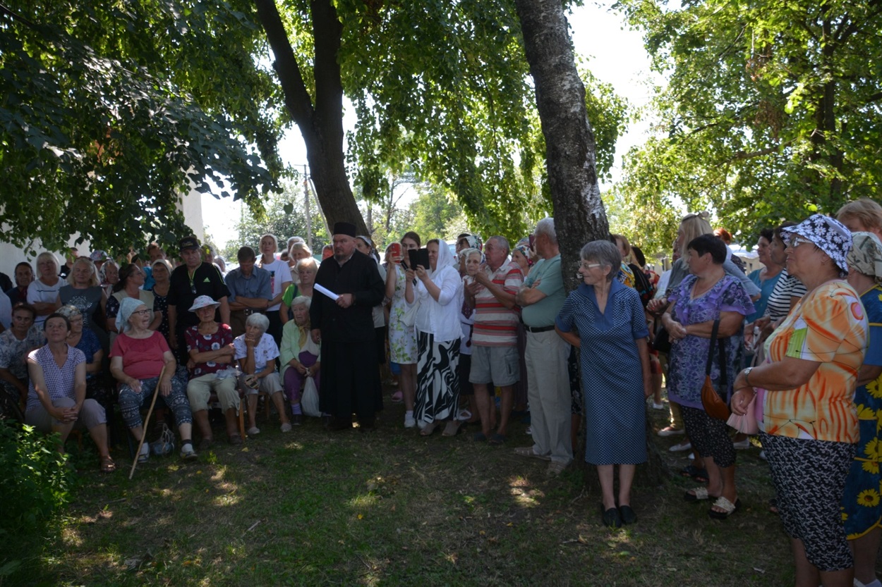 На збори щодо вирішення долі сільської церкви прийшло чимало людей