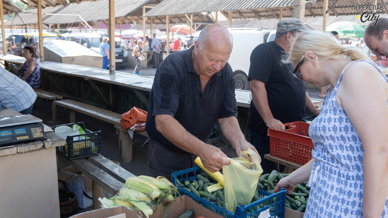 Пан Володимир із Гайшина привіз огірки на продаж, бо засолив уже вдосталь