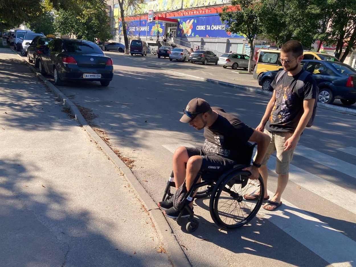 Про всяк випадок друг страхує Олександра позаду