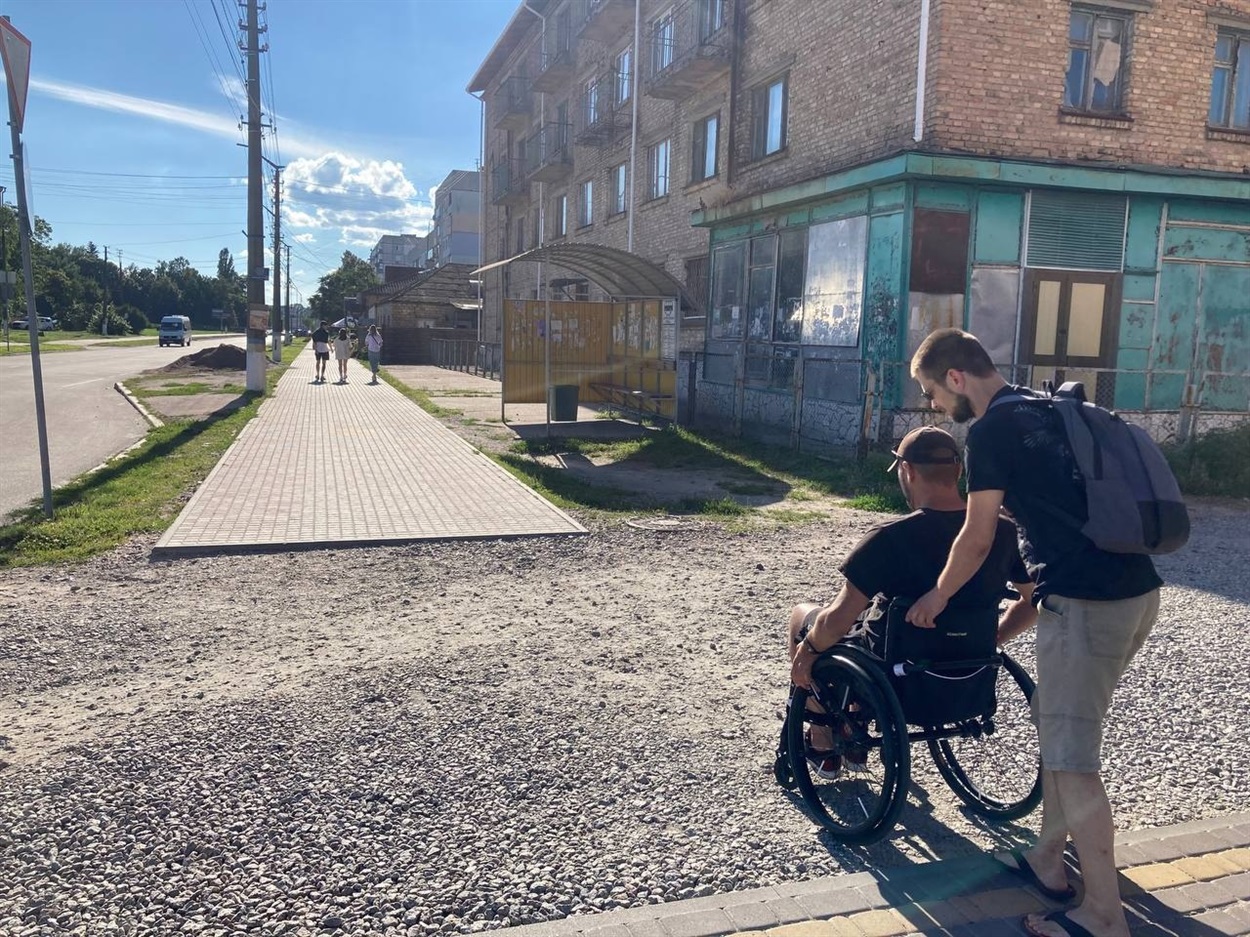Біля зупинки навпроти податкової можна добряче вгрузнути в щебінь