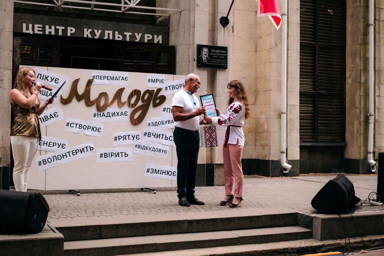 Вікторія Корнієнко отримує нагороду від Вячеслава Саулка