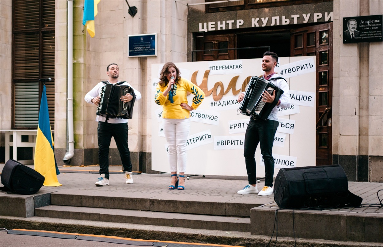 На сцені Інна Лисаківська та дует баяністів FINGERS JUMP