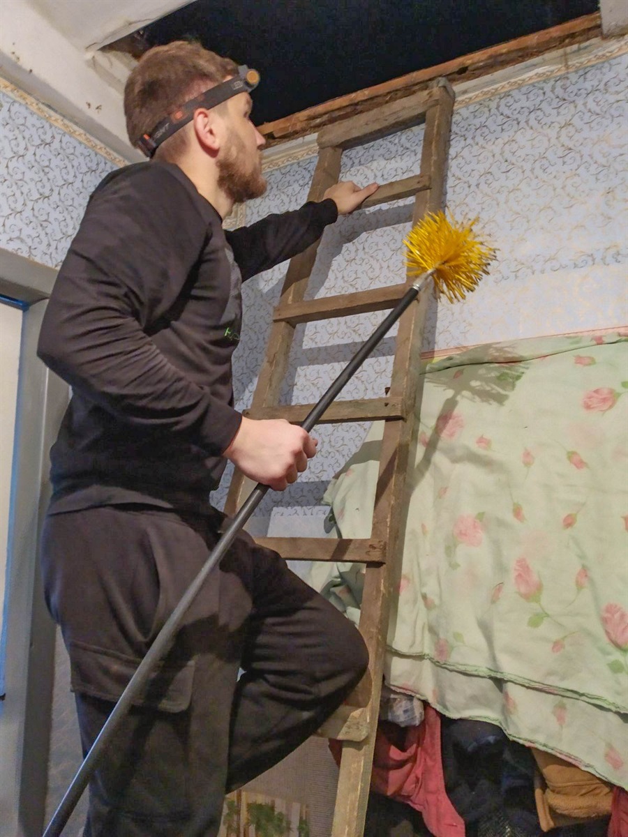 А цей інструмент допомагає прочищати стінки від сажі