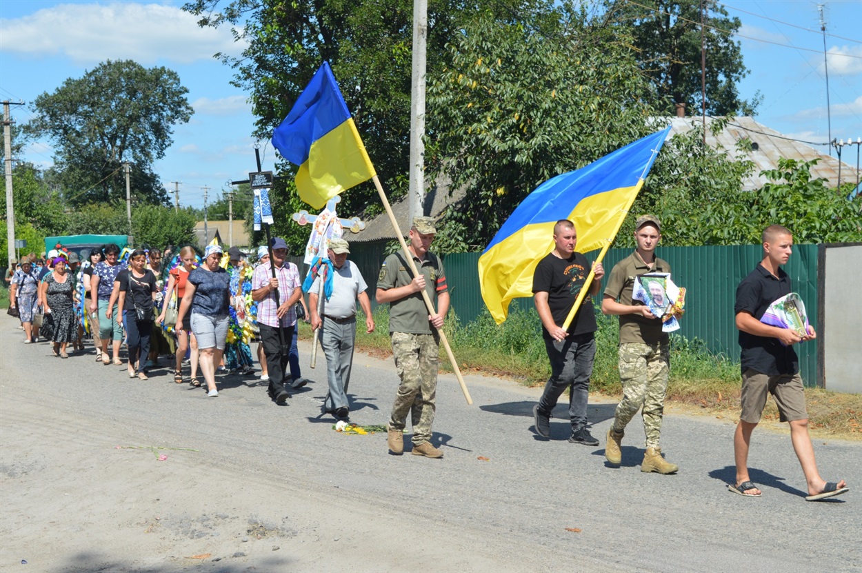 Провести Героя земляка прийшли люди чи не з кожного двору у Великій Каратулі 