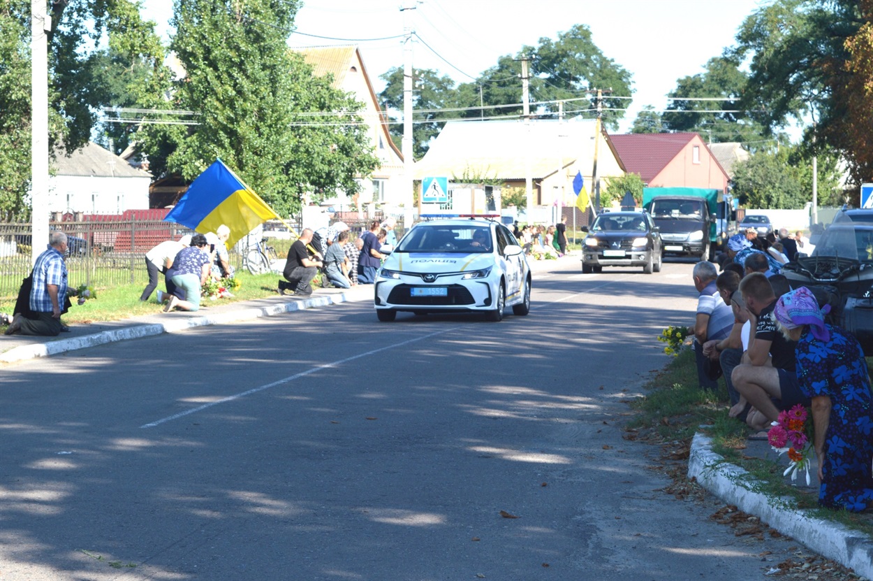 На колінах люди зустрічали  траурний кортеж із Захисником 