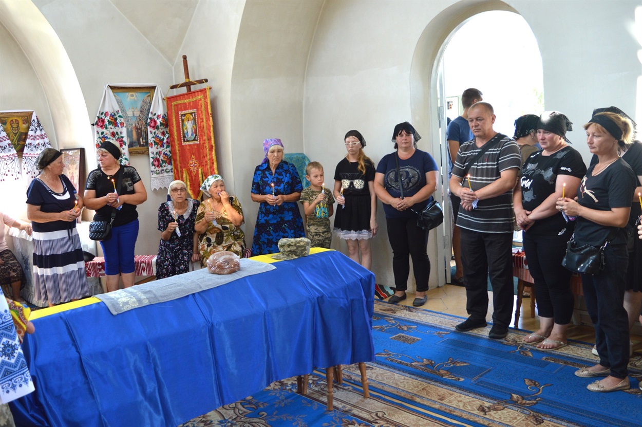 Провести Героя земляка прийшли люди чи не з кожного двору у Великій Каратулі 