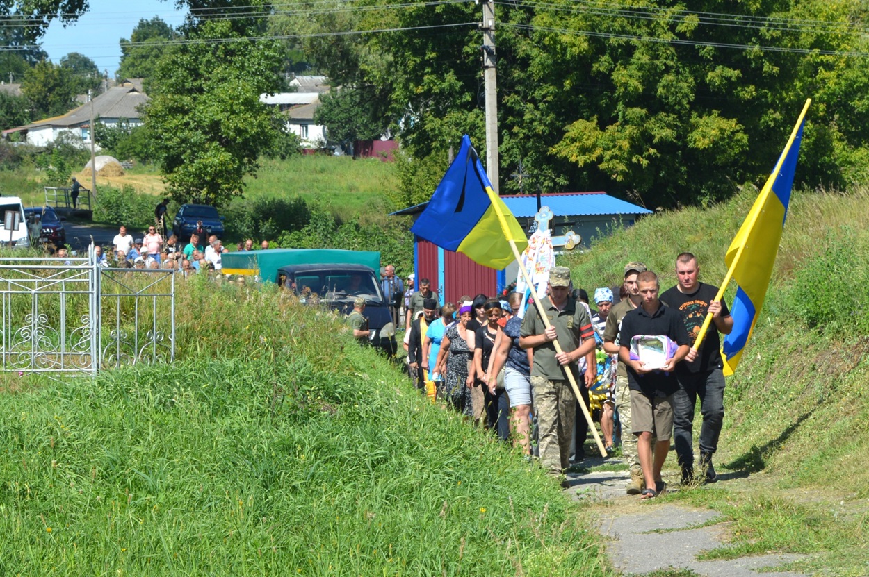 Поховали воїна Сергія Бойка на цвинтарі Великої Каратулі з усіма військовими почестями