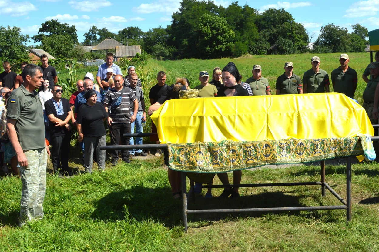 Поховали воїна Сергія Бойка на цвинтарі Великої Каратулі з усіма військовими почестями
