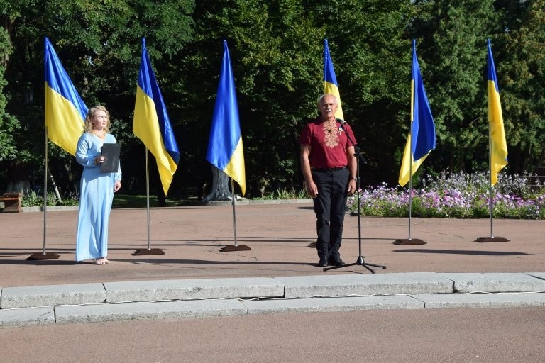 З Днеп прапора України вітає міський голова Вячеслав Саулко