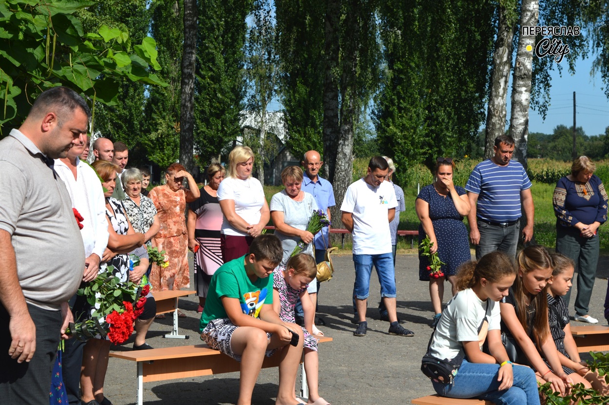 На вшанування героя прийшло чимало єрківчан, учнів школи, а також голова Дівичківської територіальної громади Олександр Слюсар