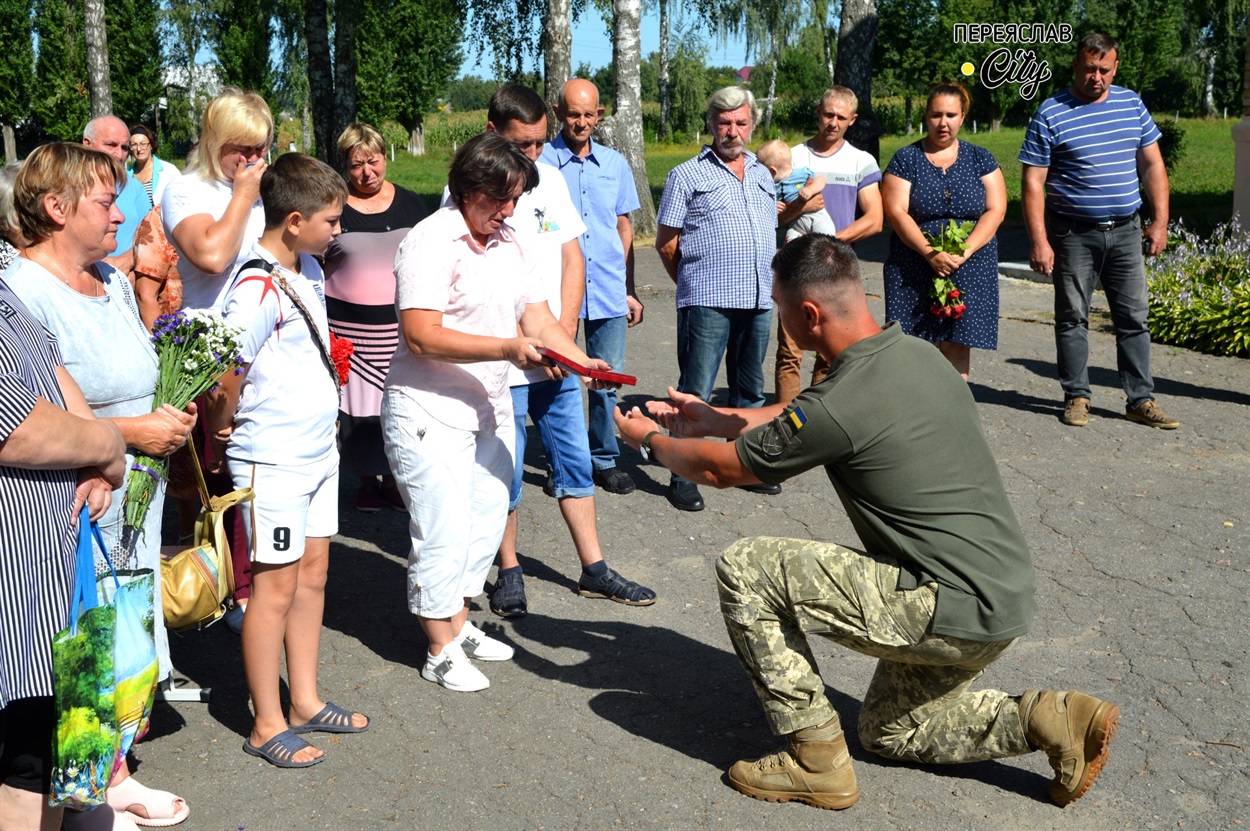 Нагороду сина із рук командира на псевдо «Донбас» отримує мама Оксана