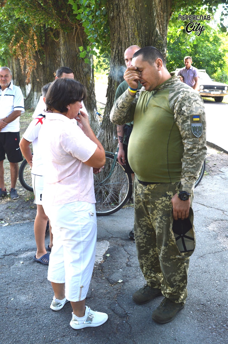 Мама Оксана спілкується із побратимом її сина Андрієм