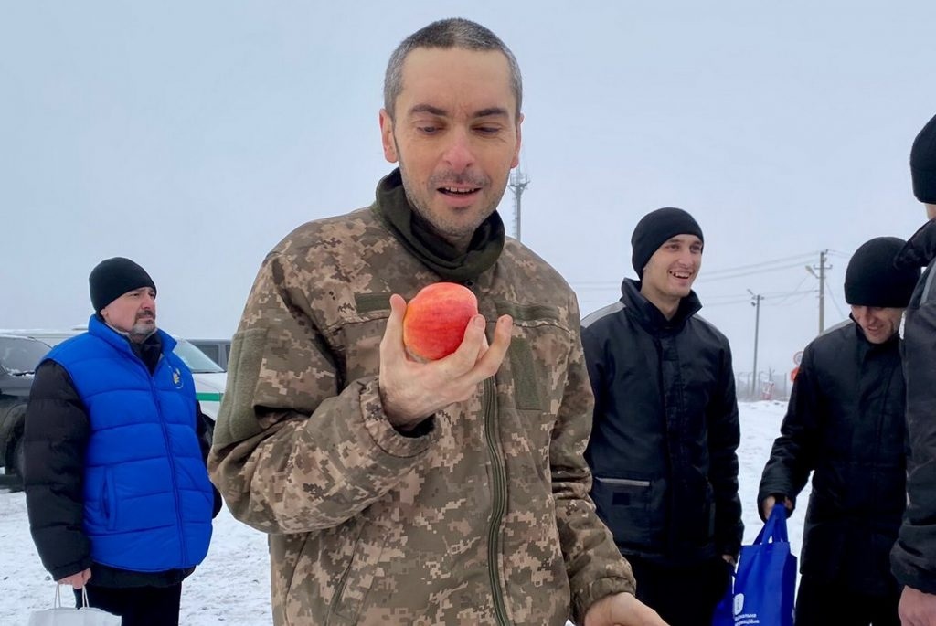 Знамените фото звільненого з полону Максима Колеснікова з яблуком. Він майже рік не бачив овочів і фруктів.