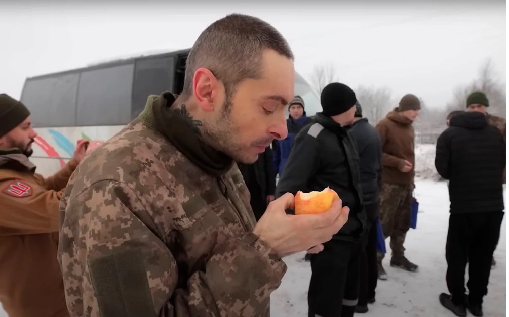 “Аж боюсь куштувати”, — зізнається звільнений з полону військовий Максим Колесніков.