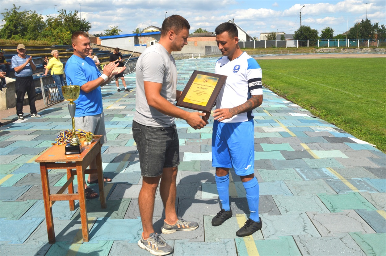 Диплом та кубок за перше місце в чемпіонаті Переяславщини від Владислава Столяренка отримує капітан команди «Дніпро» Павло Товкач
