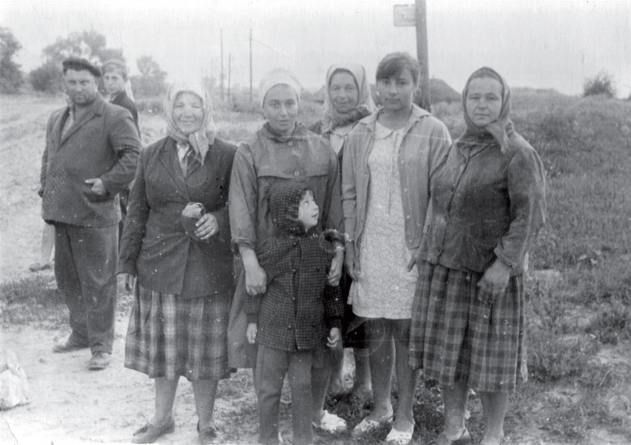 На автобусній зупинці села В’юнище (1968 року)