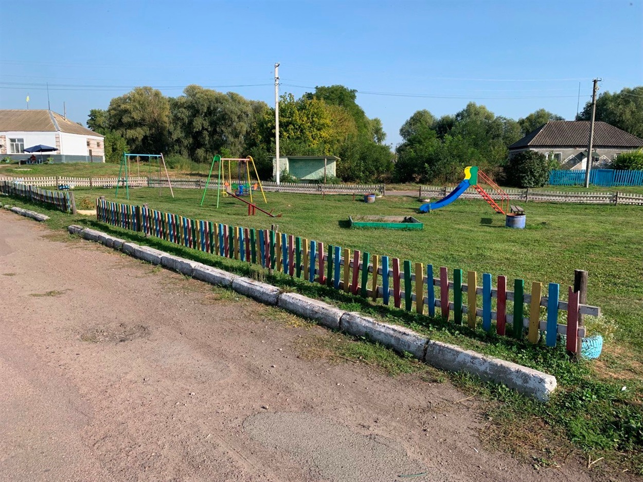 Дитячий майданчик у центрі Вінинців