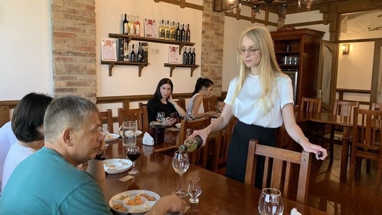 Дегустації проводять в спеціальній кімнаті у вінтажному карпатському стилі