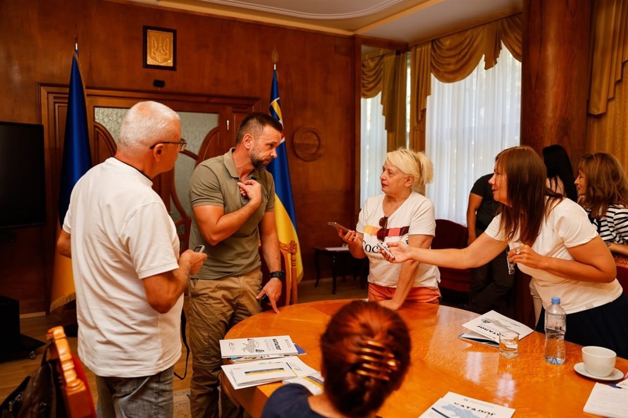 Віктор Микита під час брифінгу з журналістами престуру