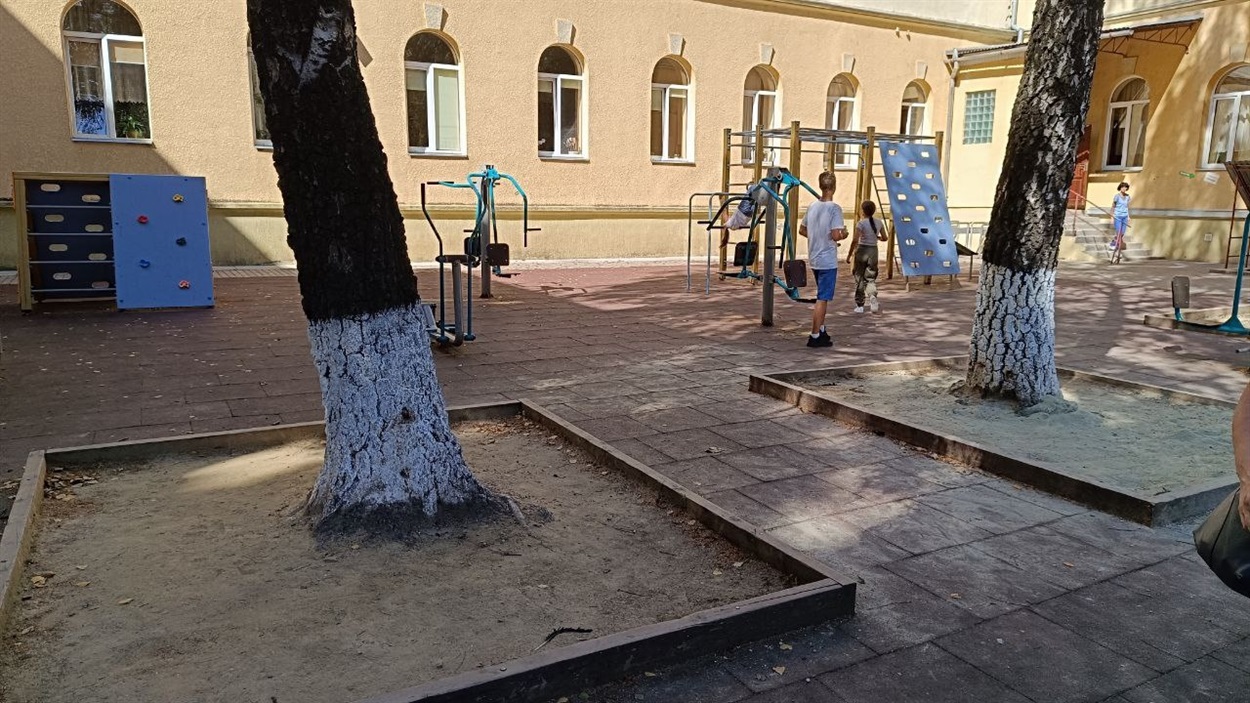 Один із ігрових майданчиків на території мукачівської школи №1