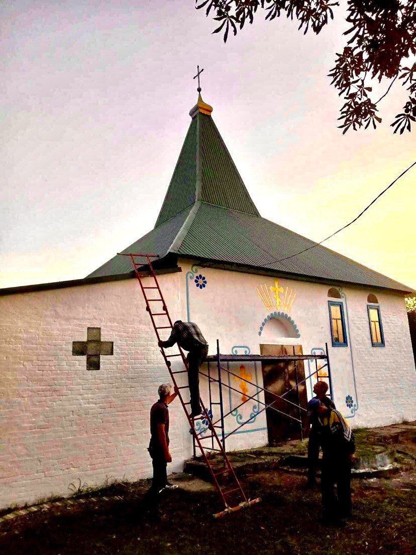 Чоловіки гуртом перекрили дах 
