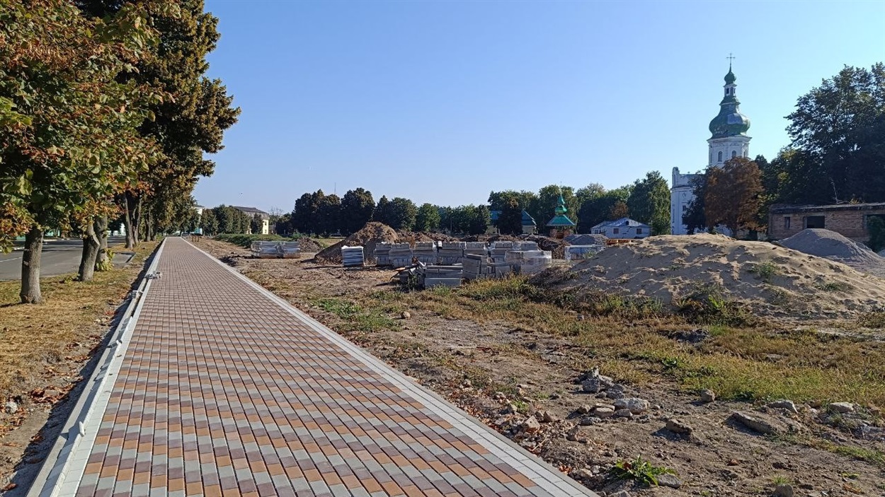 Будівництво тротуару з бруківки на вулиці Шевченка в Переяславі. 20 вересня 2023 рік 