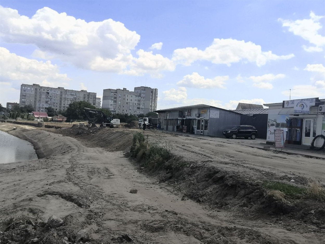 Влітку 2023 року берег Альти розчистили найманою технікою 