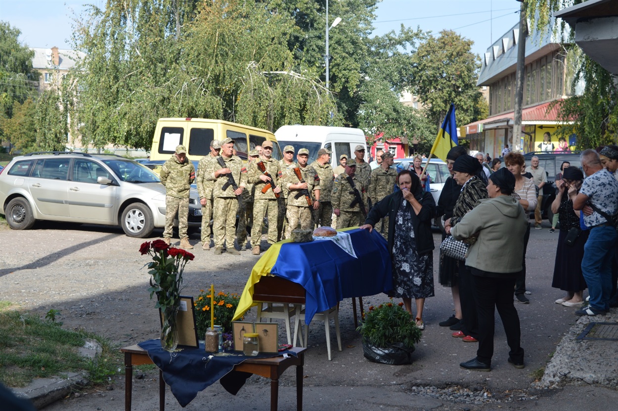 Прощання біля рідного дому Героя 