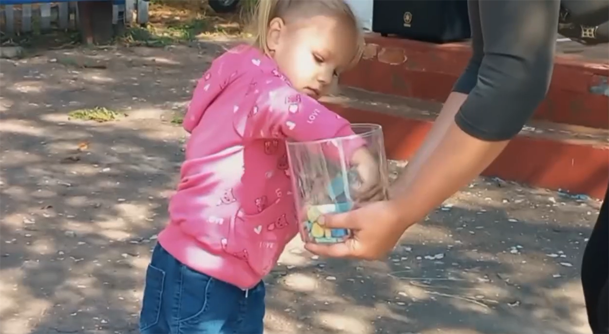 Учасники конкурсу для своїх малюнків на асфальті обирають крейду здебільшого кольорів Державного Прапора України